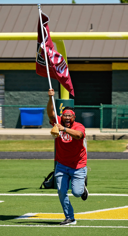 Mark Hernandez running with the Elliot House flag